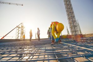 Trabalhadores instalando armação de aço para laje de concreto