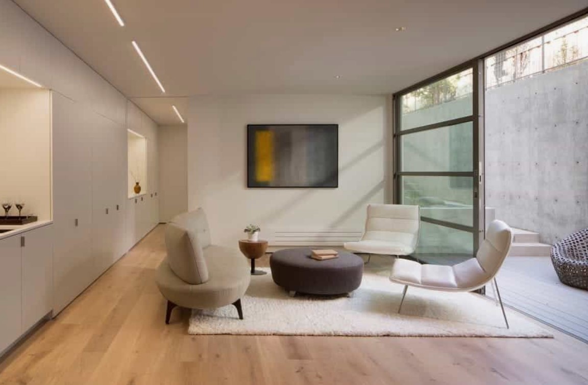 Sala moderna e minimalista com móveis sofisticados e iluminação elegante.