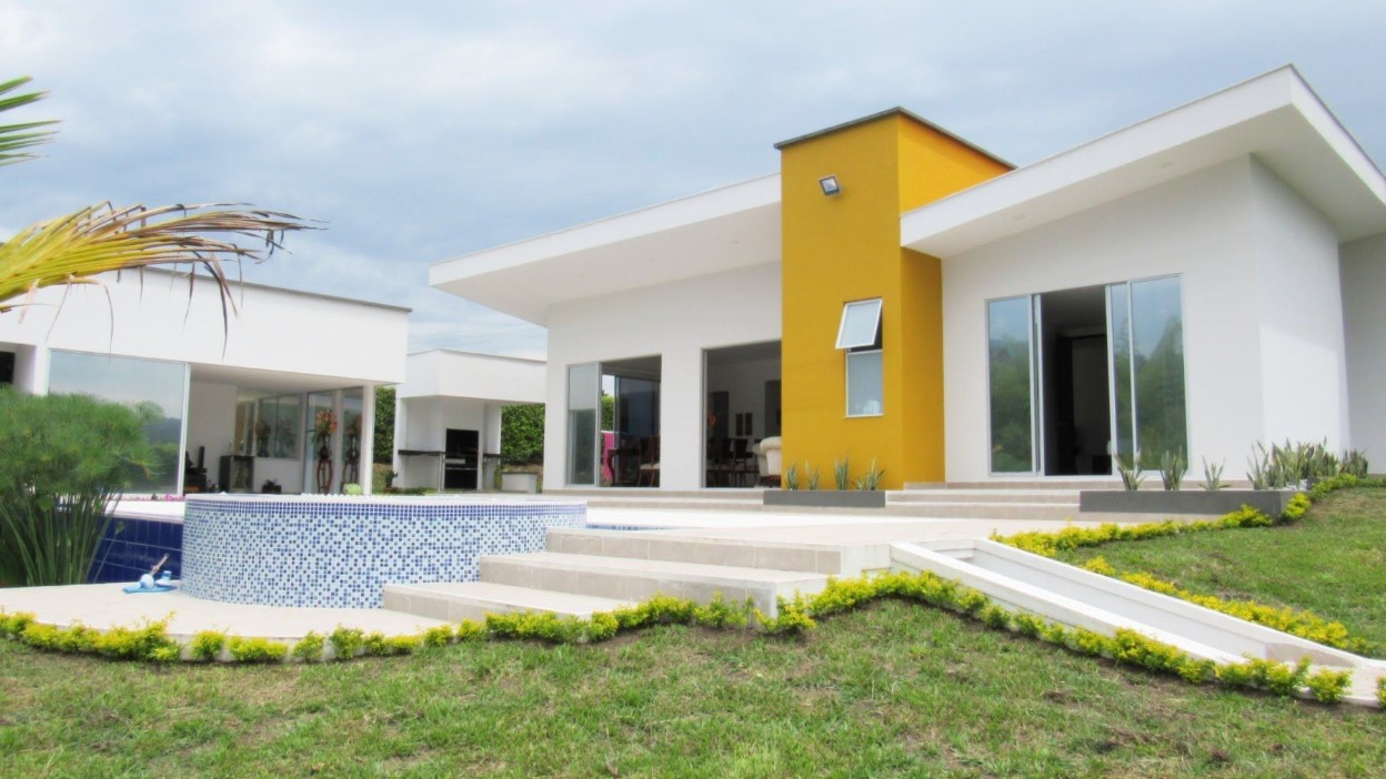Casa moderna Pintada com piscina, linhas retas, vidros amplos e jardim.