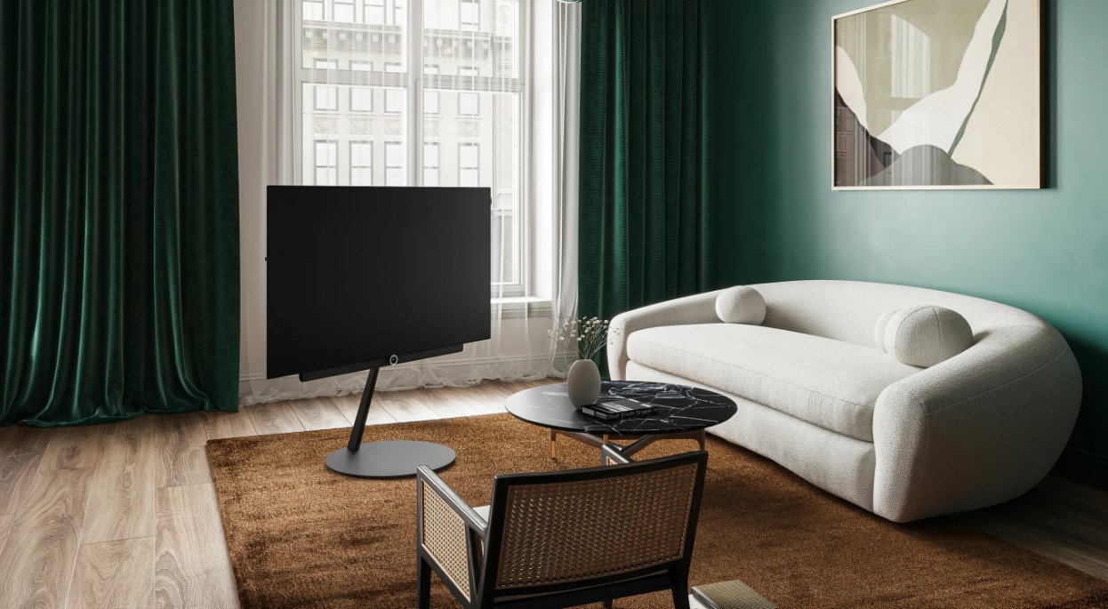 Sala de estar moderna com parede pintada em verde água