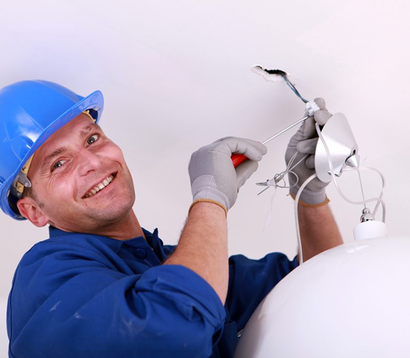 O que faz um eletricista instalador